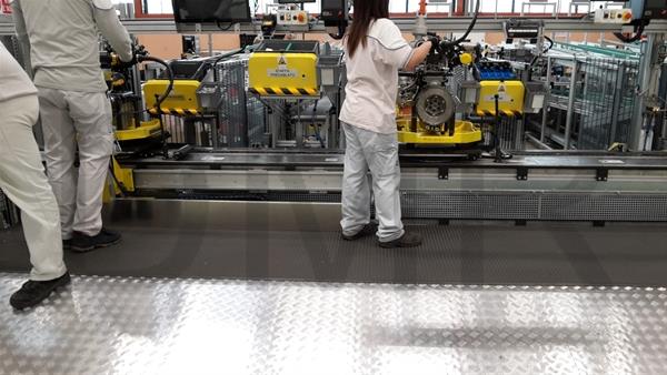 WORKING STANDING WITH DMR ERGONOMIC ANTI-FATIGUE MATS 